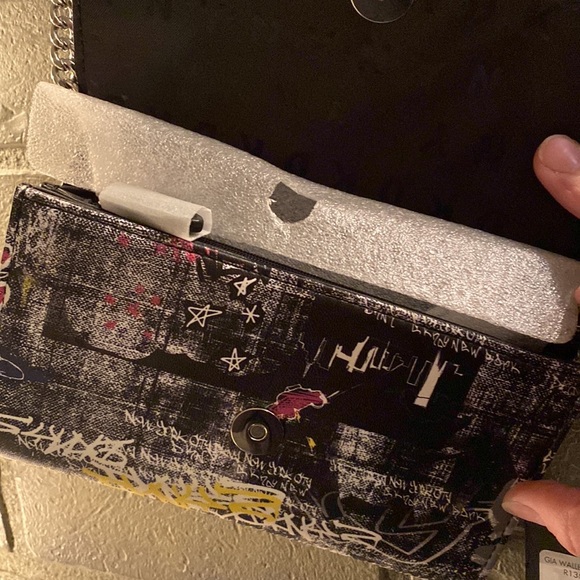 DKNY Graffiti ✨ Gia Wallet on a Chain - Picture 5 of 9